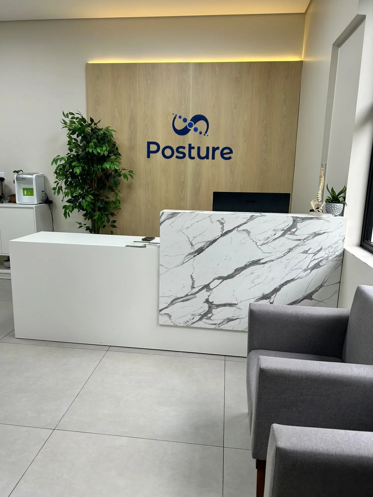 Recepção da Posture com identidade visual da clínica